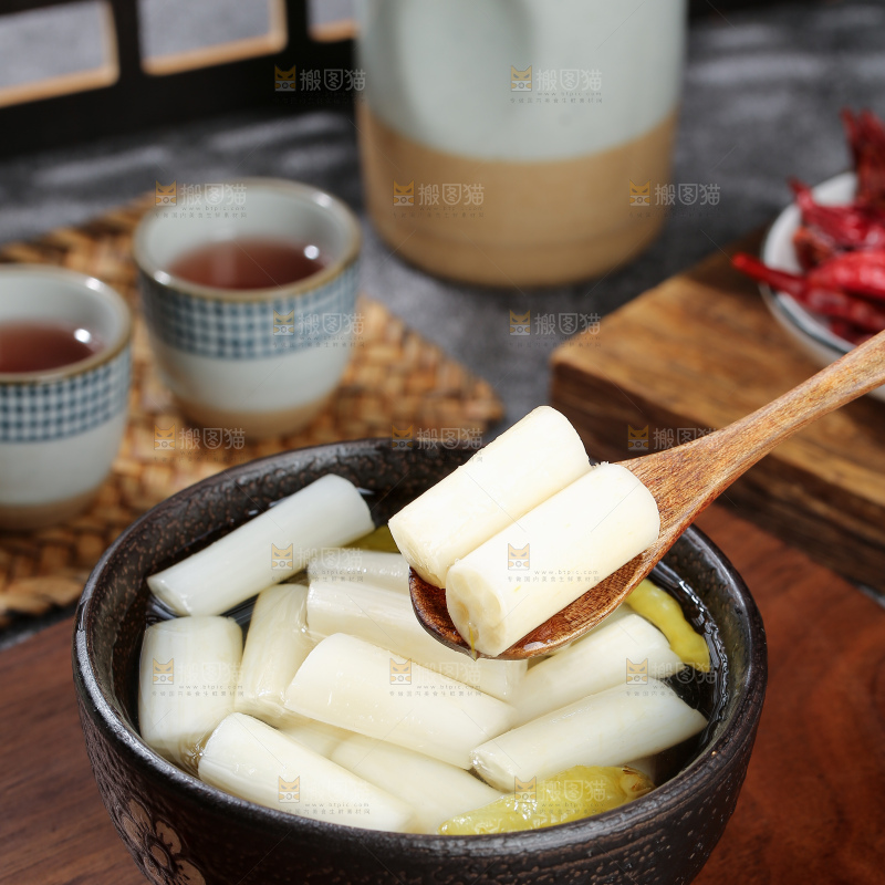 深底上的酸辣藕带