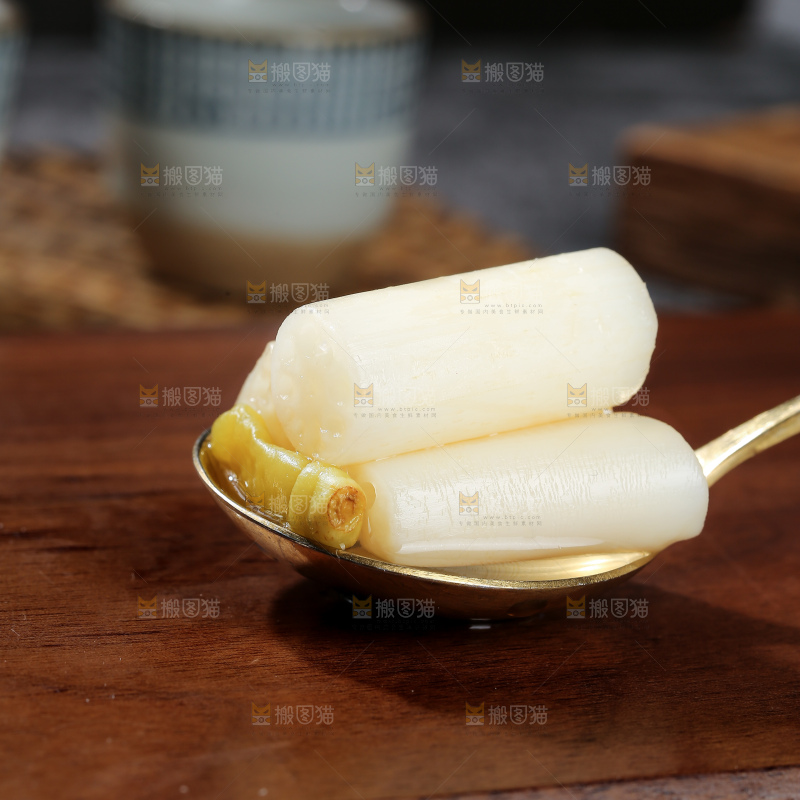 深底上的酸辣藕带