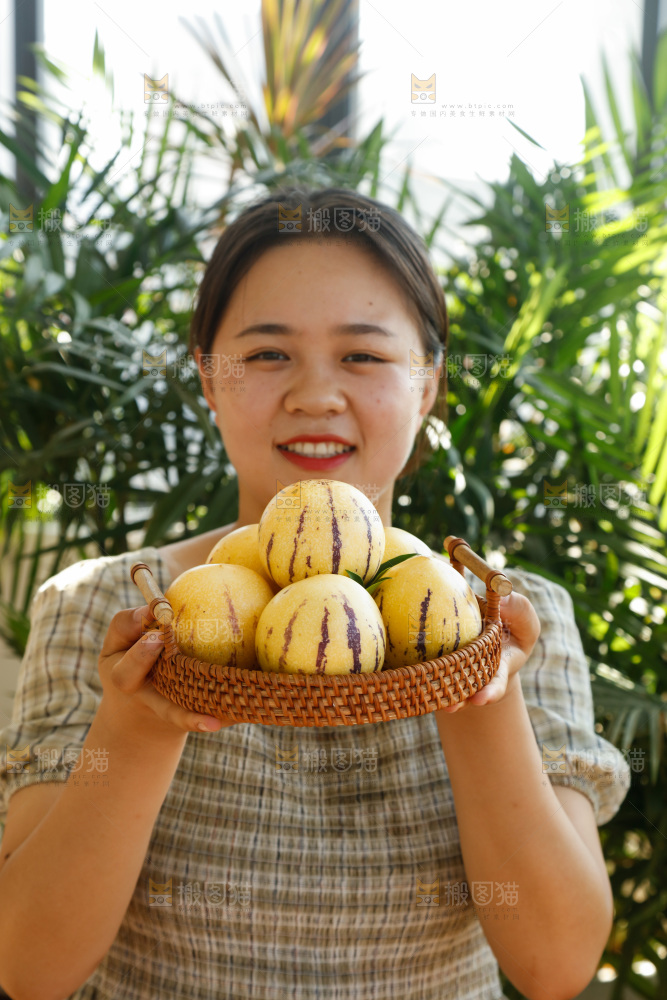 手里拿着石林人参果