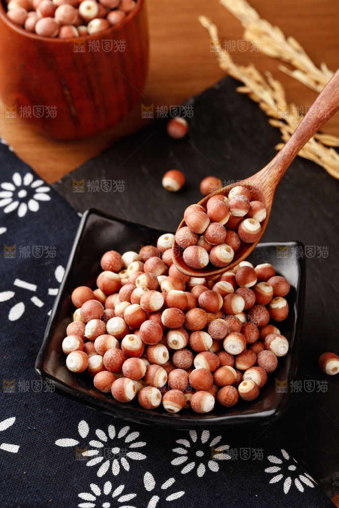木底上的芡实