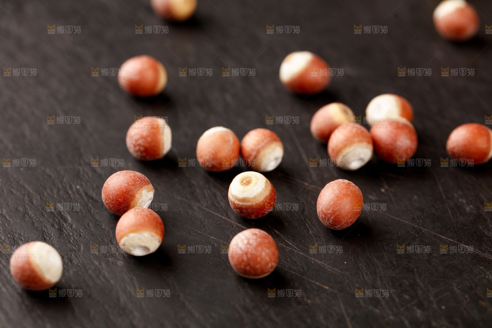 木底上的芡实