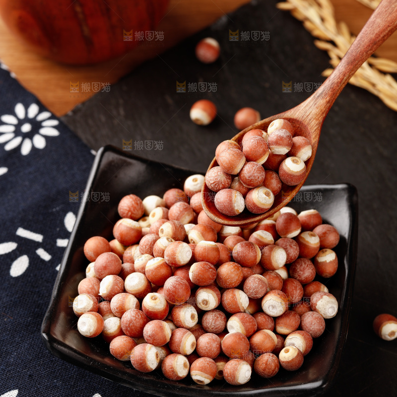 木底上的芡实