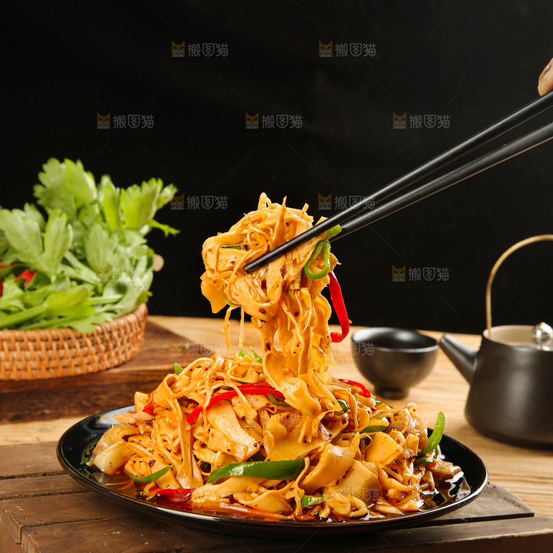 深底上的炒糯米笋