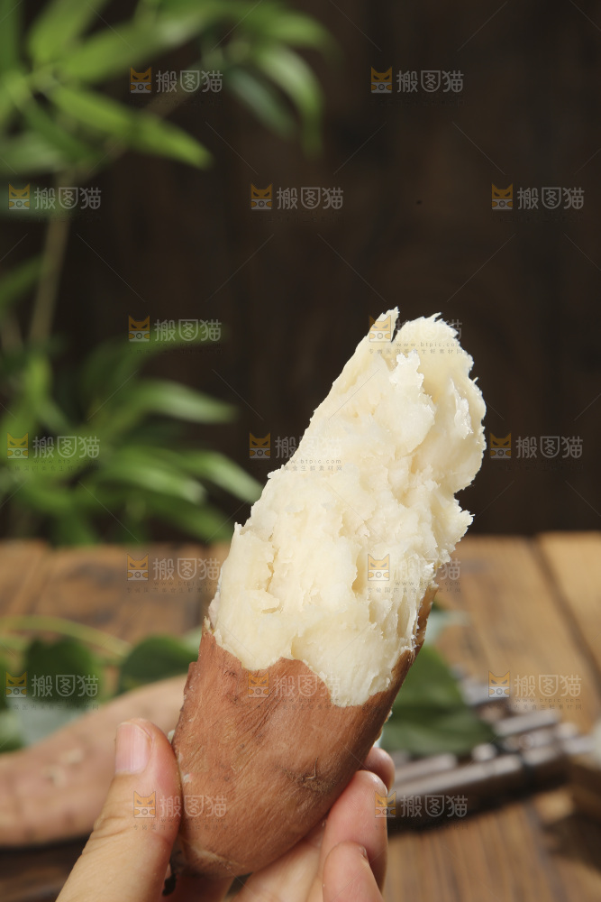 木底上的白心哈密冰糖薯