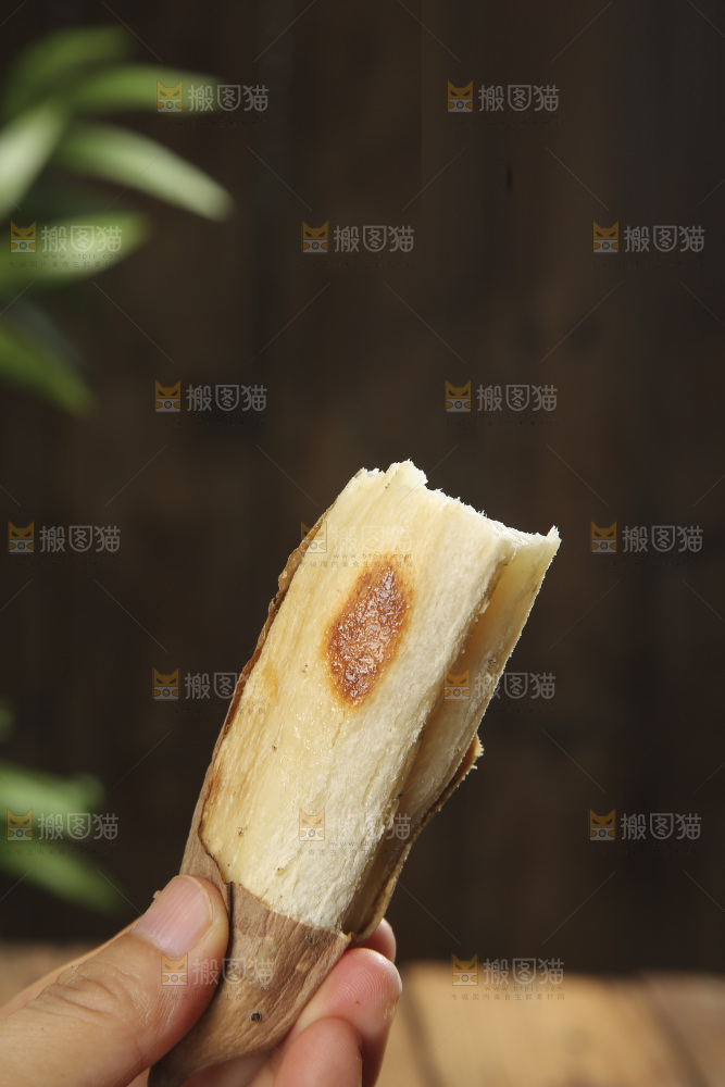 木底上的哈密红薯
