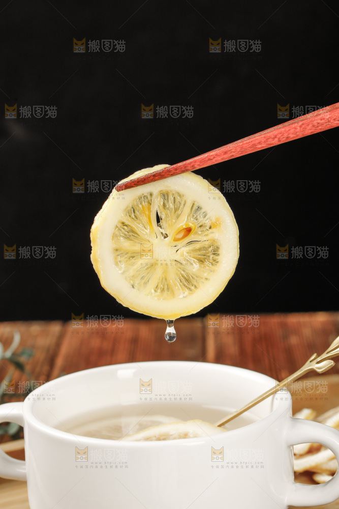 木底上的干柠檬片