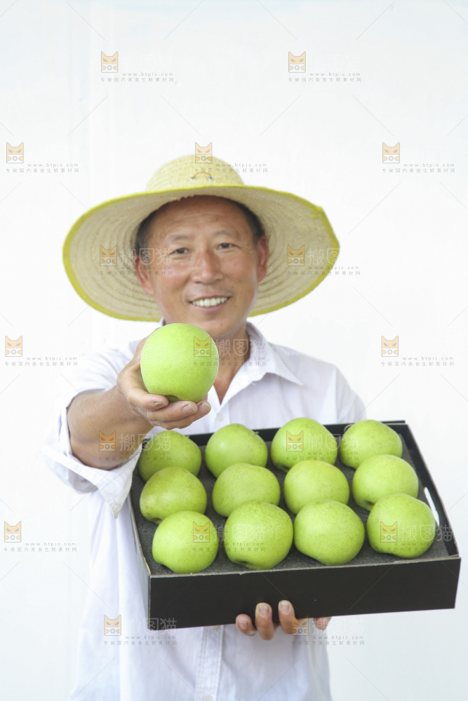 手里拿着一盒青皇冠梨