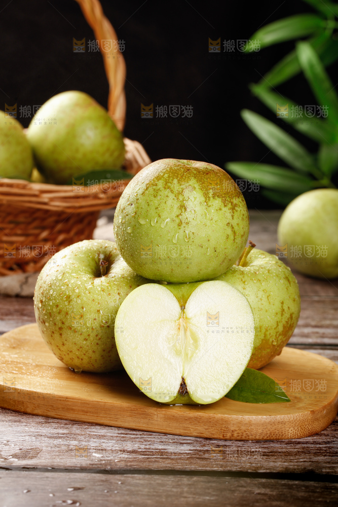 木底上的金帅青苹果