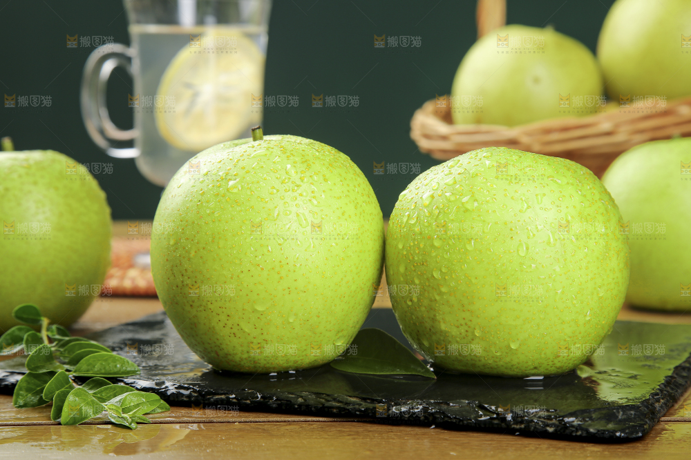 木底上的青皇冠梨