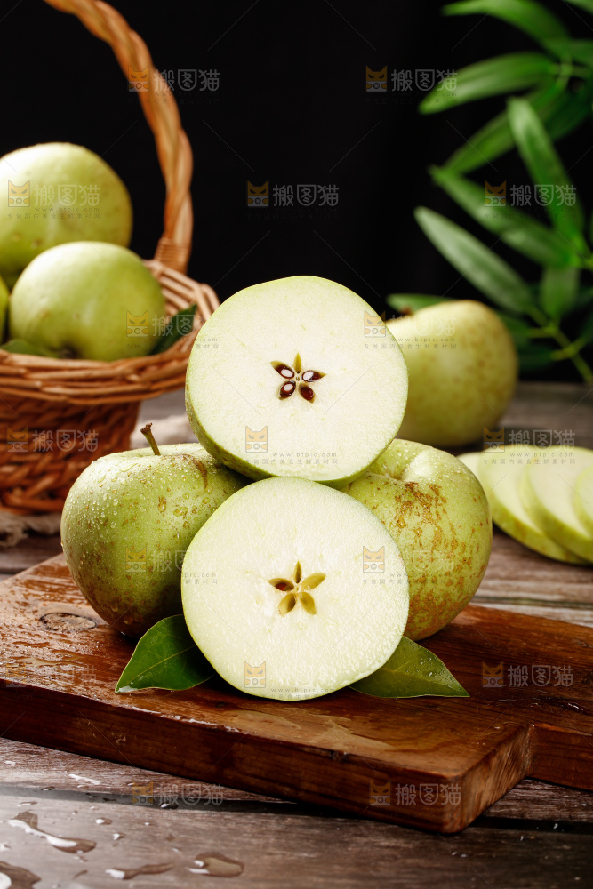 木底上的金帅青苹果