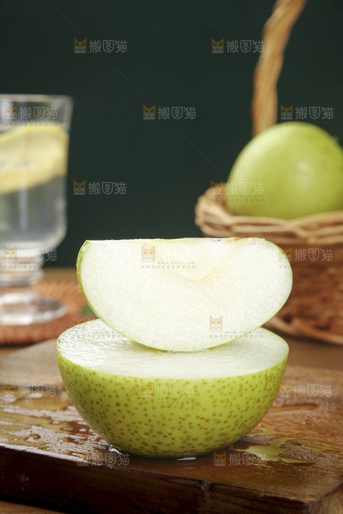 木底上的青皇冠梨