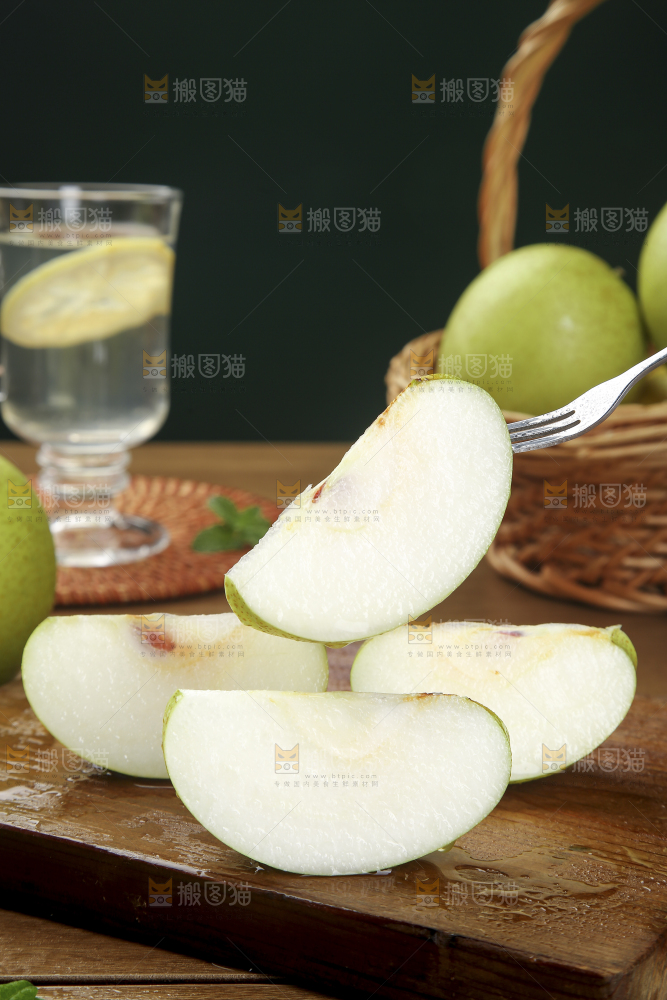 木底上的青皇冠梨