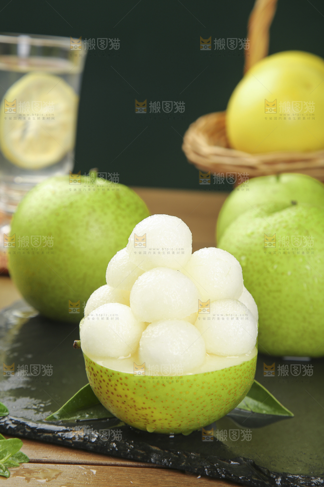 木底上的青皇冠梨