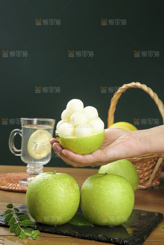 木底上的青皇冠梨