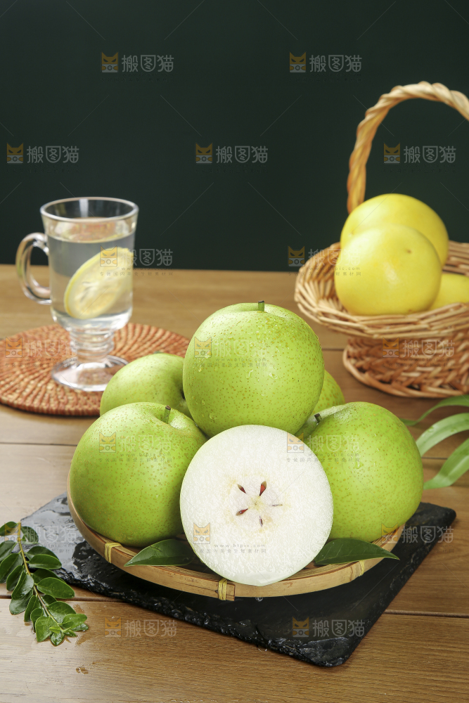 木底上的青皇冠梨