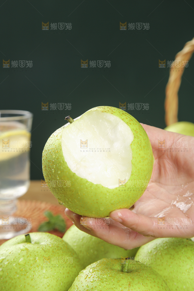 木底上的青皇冠梨