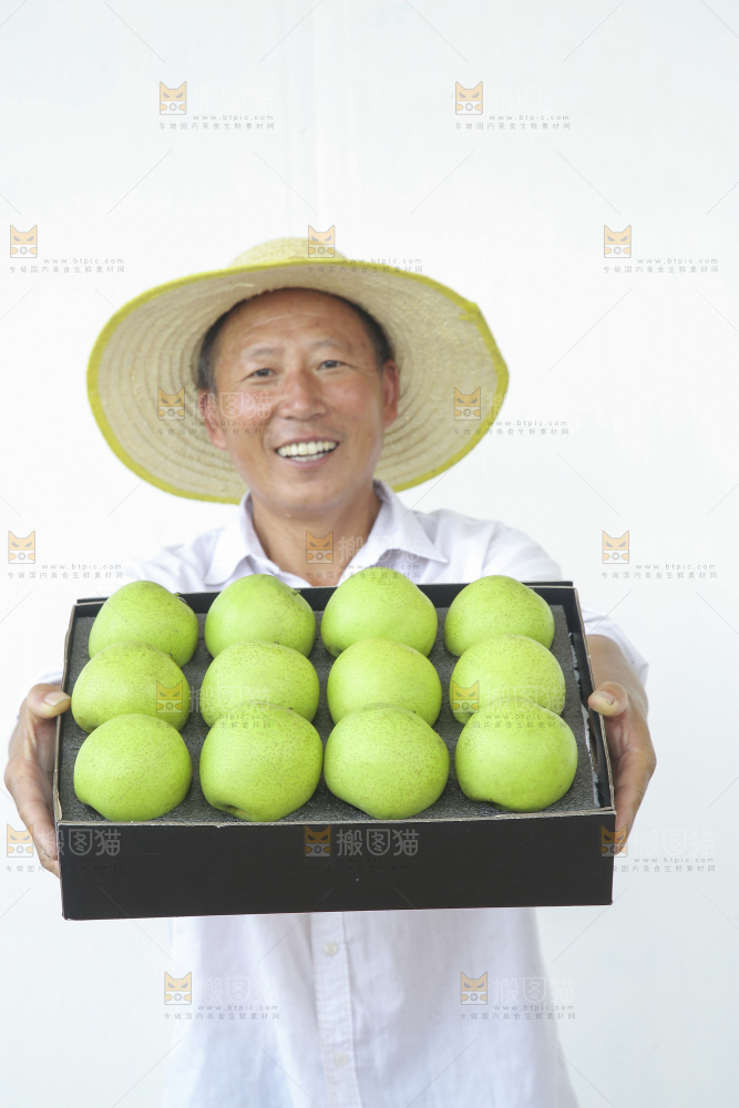 手里拿着一盒青皇冠梨