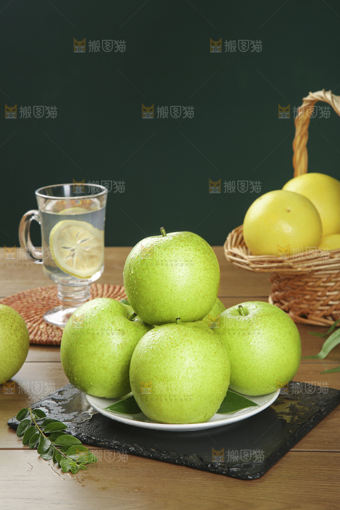 木底上的青皇冠梨