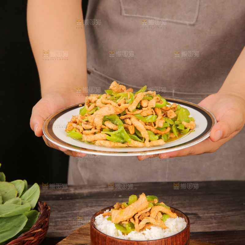 木底上的辣椒炒肉