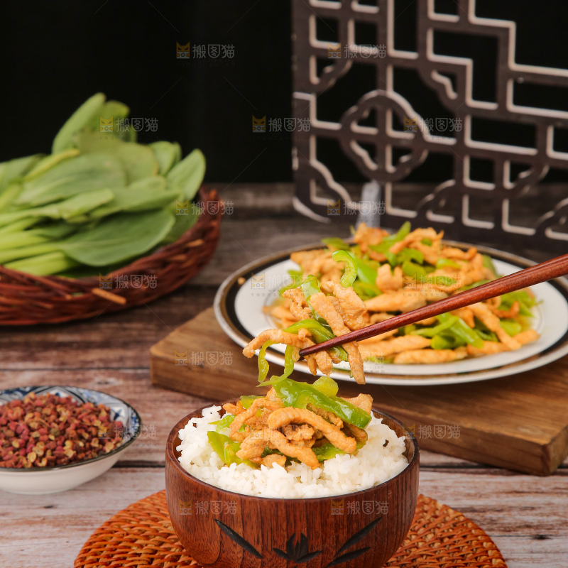 木底上的辣椒炒肉