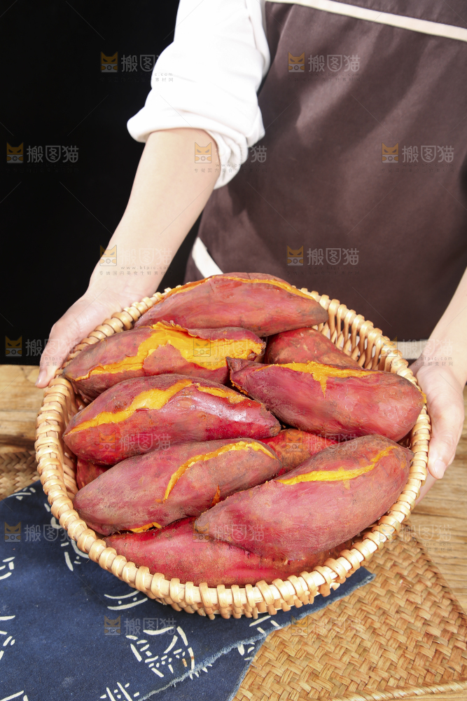 木底上的西瓜红蜜薯