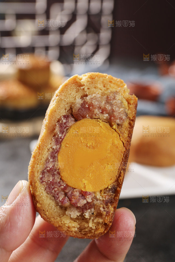 深底上的蛋黄火腿月饼