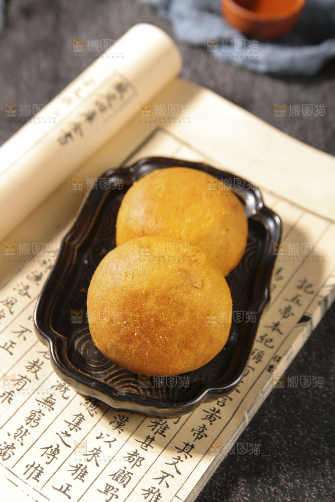 深底上的蛋黄火腿月饼