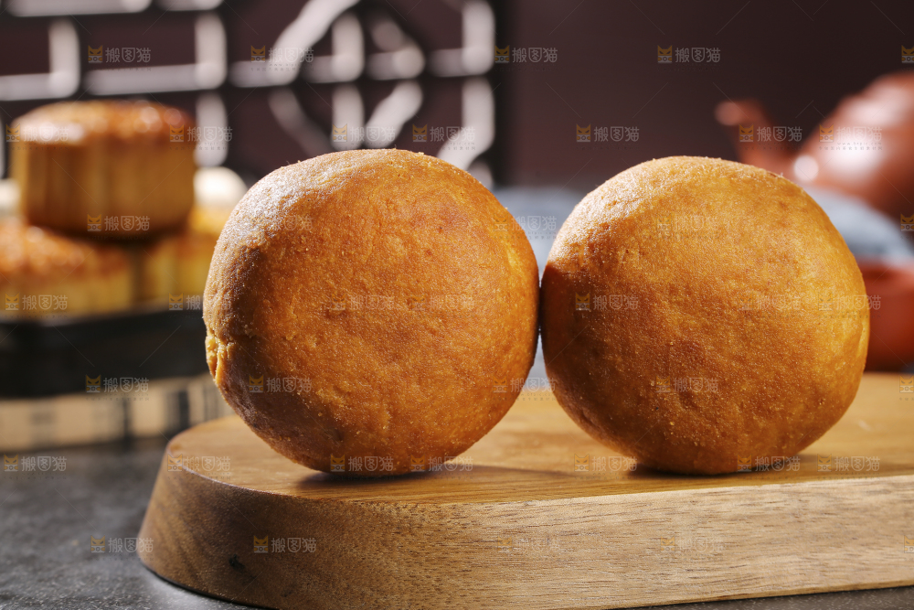 深底上的蛋黄火腿月饼