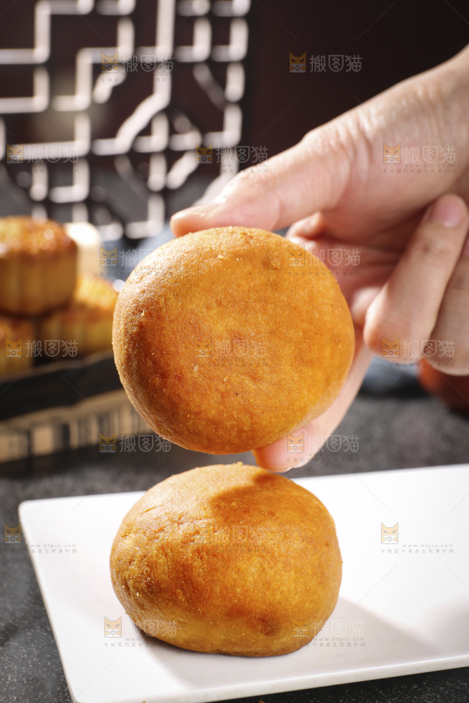 深底上的蛋黄火腿月饼