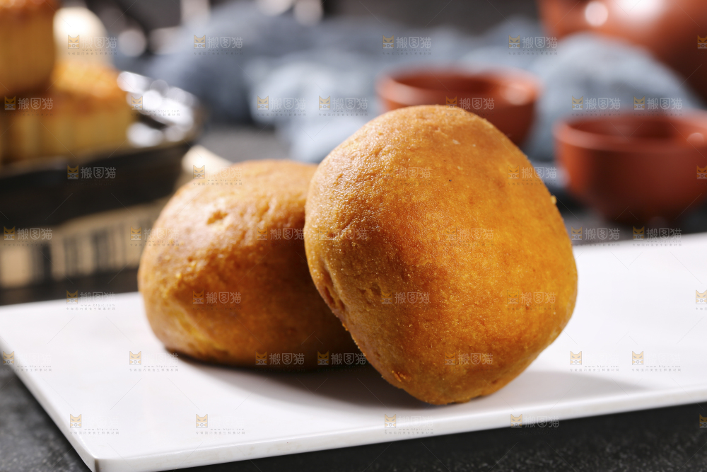 深底上的蛋黄火腿月饼