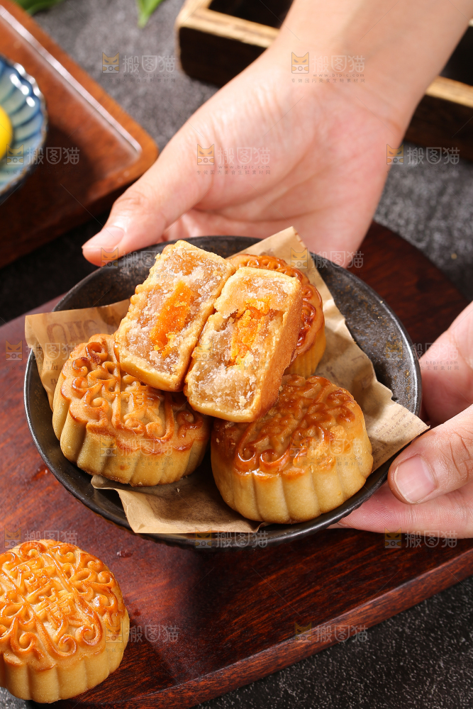 深底上的莲蓉蛋黄月饼