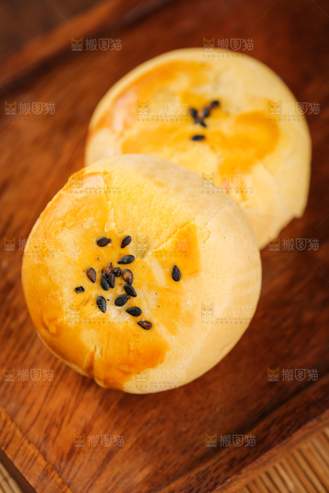深底上的蛋黄酥