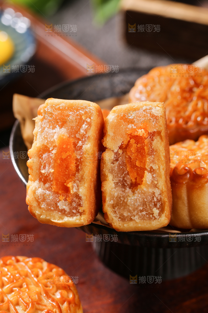 深底上的莲蓉蛋黄月饼