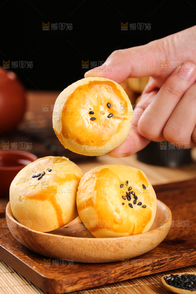 深底上的蛋黄酥