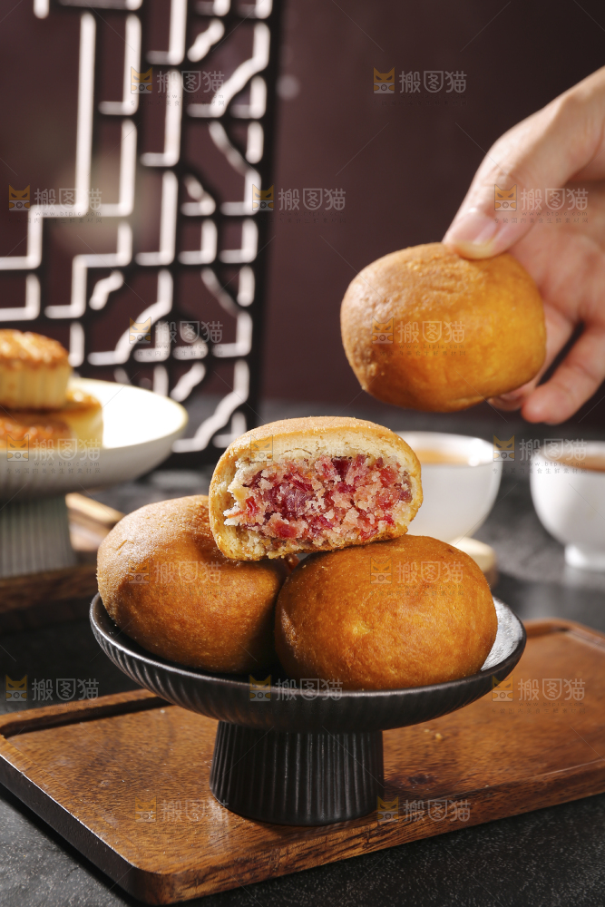 深底上的云腿月饼