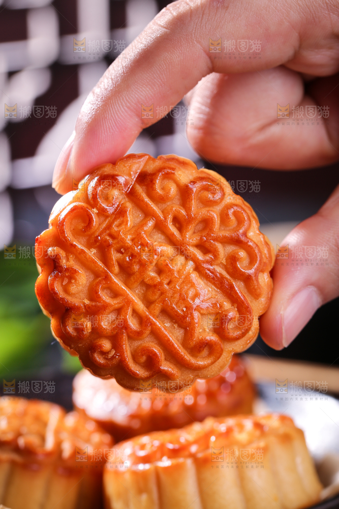 深底上的莲蓉蛋黄月饼