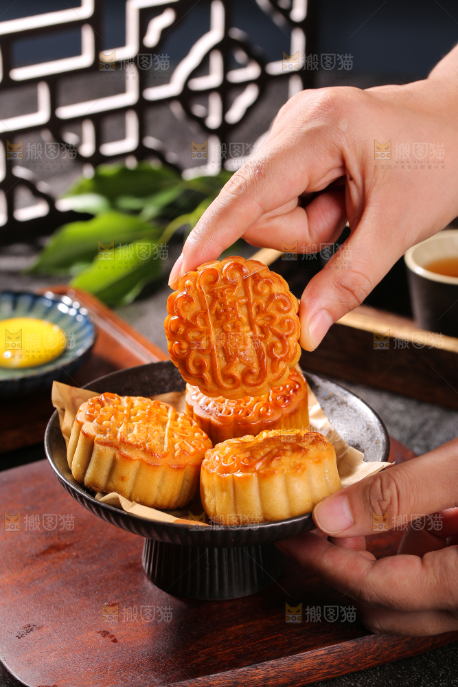 深底上的莲蓉蛋黄月饼