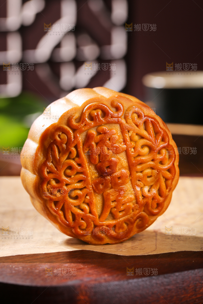 深底上的莲蓉蛋黄月饼