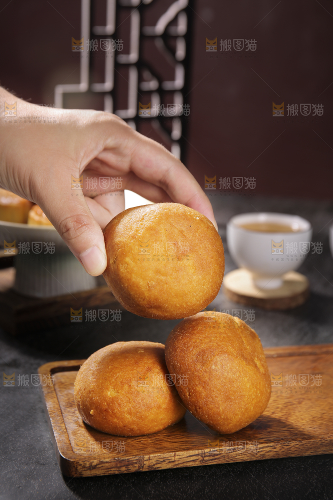 深底上的云腿月饼