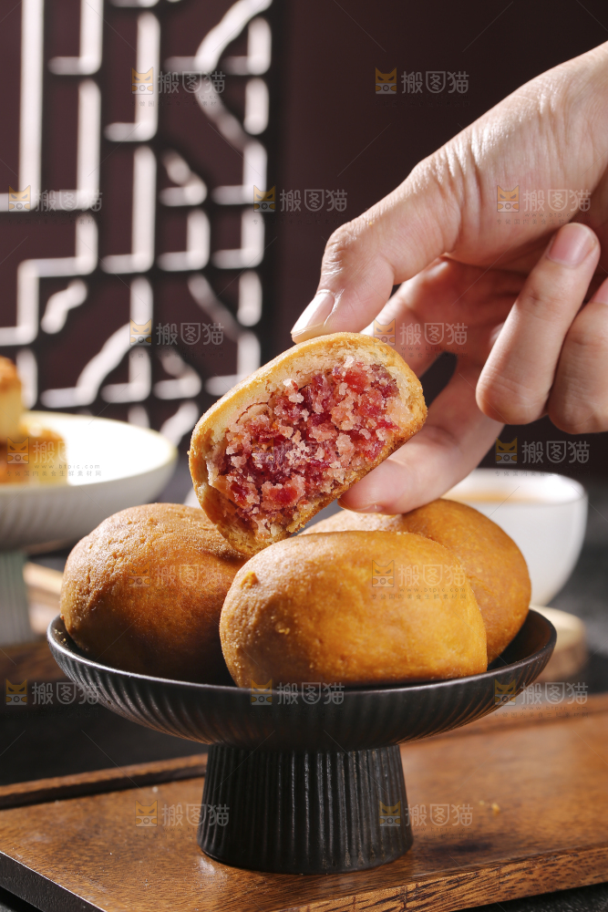 深底上的云腿月饼