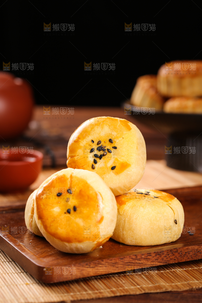 深底上的蛋黄酥