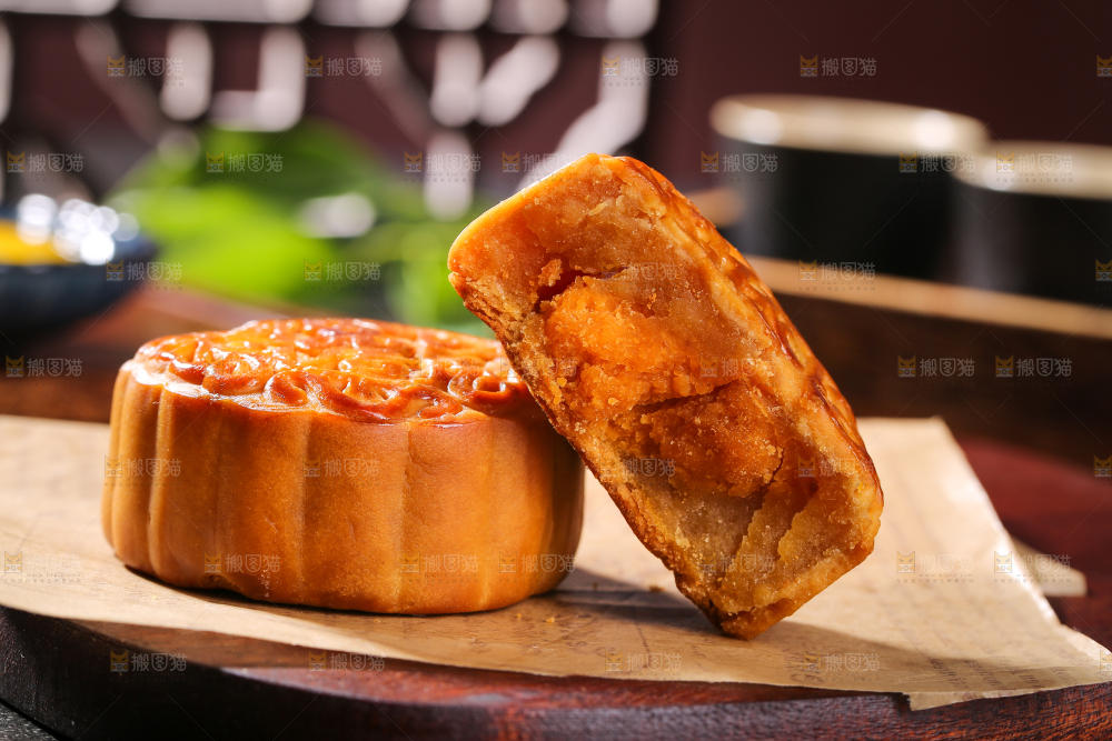 深底上的莲蓉蛋黄月饼