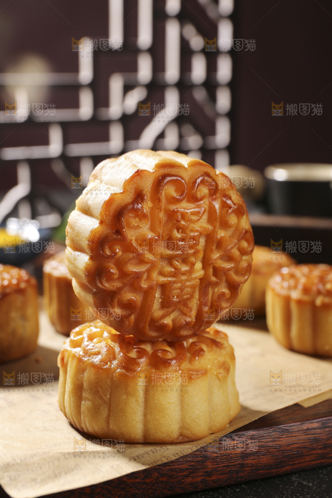 深底上的莲蓉蛋黄月饼