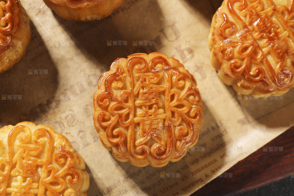 深底上的莲蓉蛋黄月饼