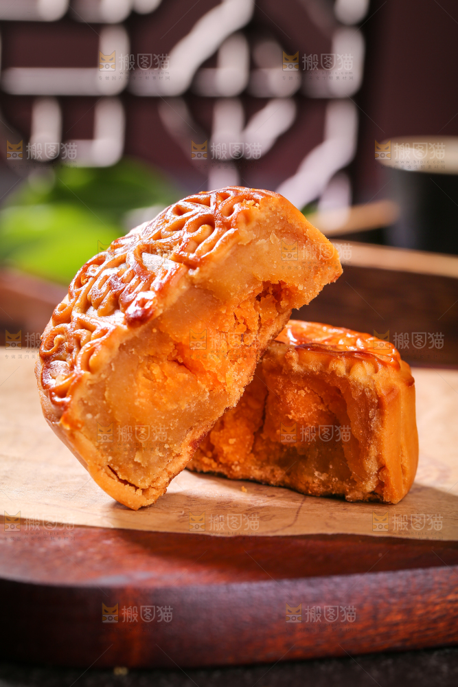 深底上的莲蓉蛋黄月饼