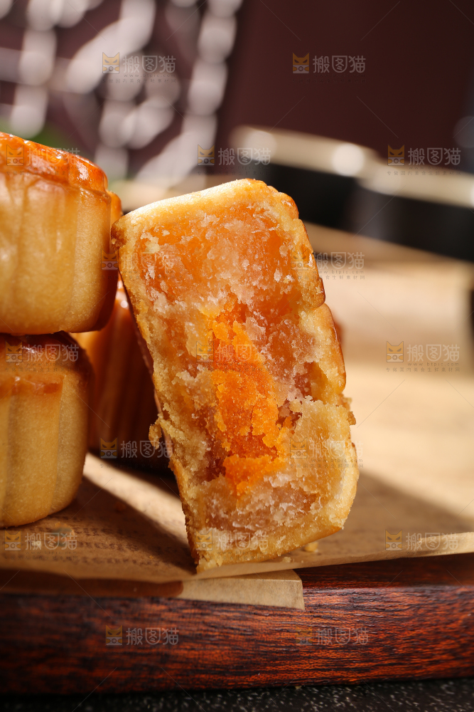 深底上的莲蓉蛋黄月饼