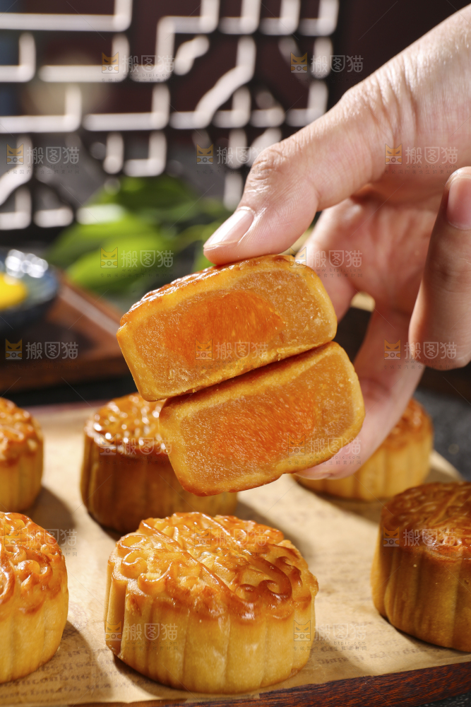 深底上的莲蓉蛋黄月饼