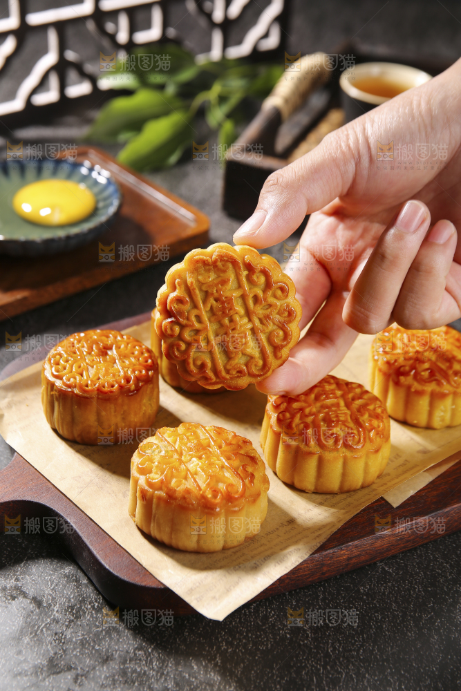 深底上的莲蓉蛋黄月饼