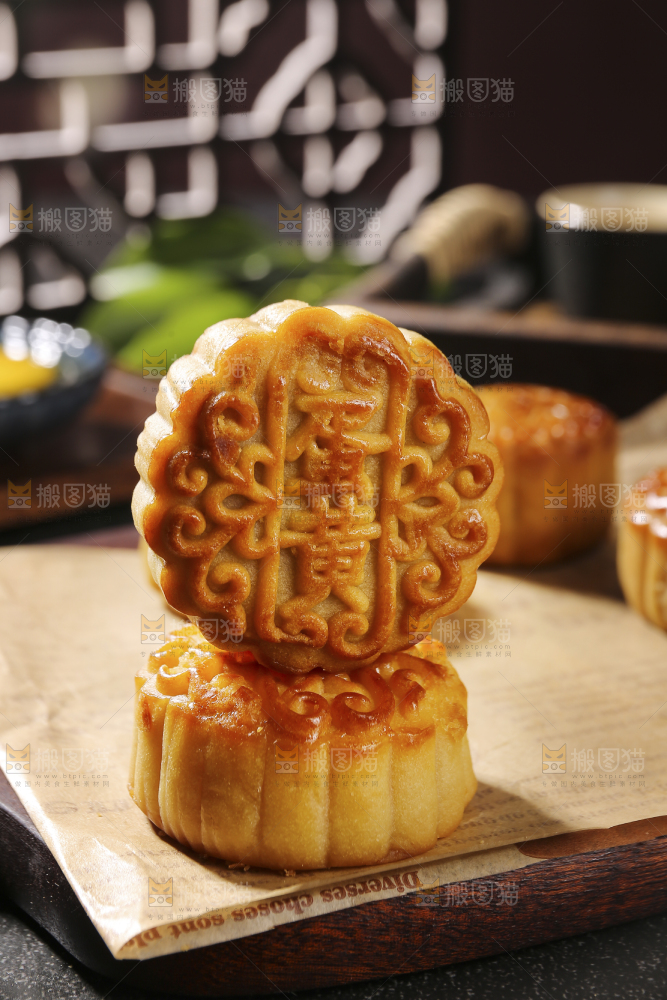 深底上的莲蓉蛋黄月饼