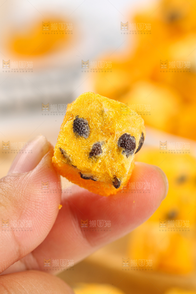 浅底上的百香果冻干块